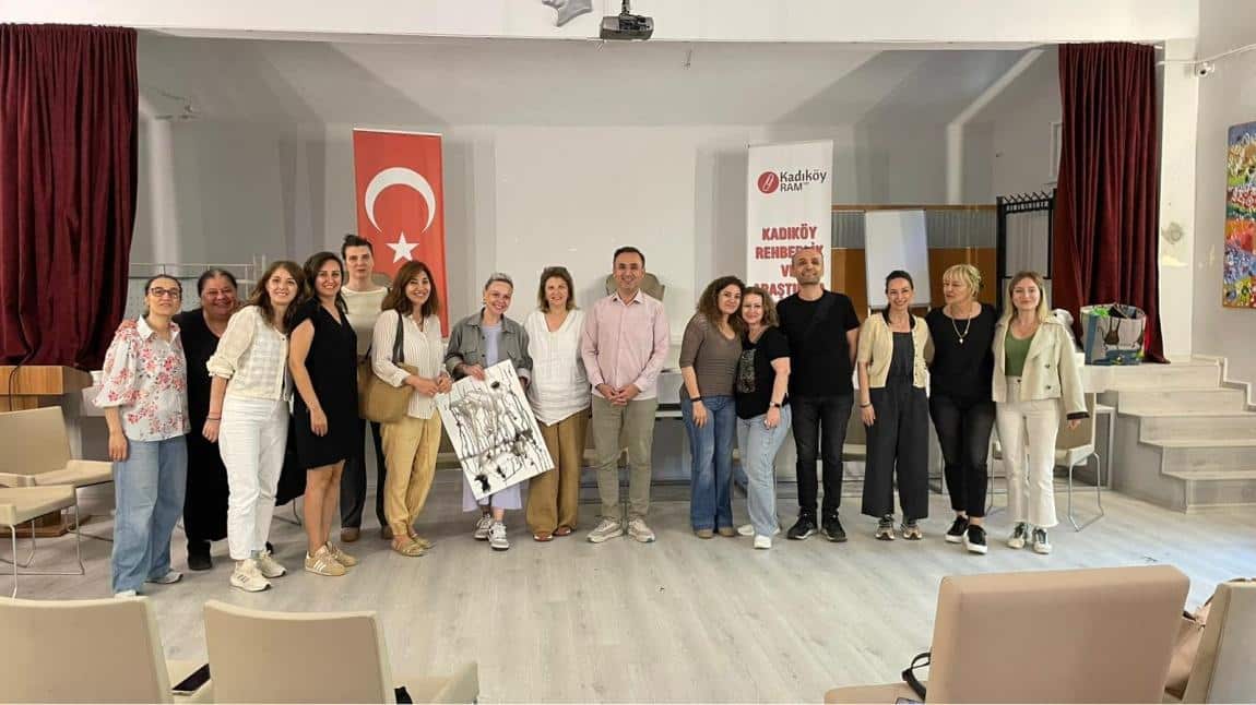 ERGENLERLE ÇALIŞIRKEN DIŞAVURUMCU SANAT TERAPİSİ UYGULAMALARI ATÖLYESİ